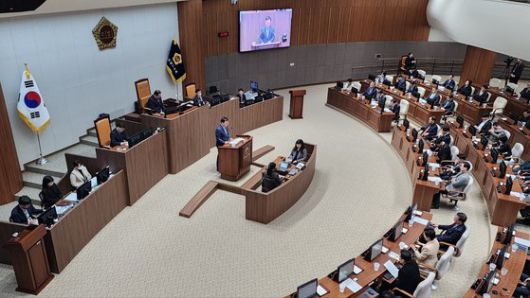 충남도의회 김기서(부여1.더불어민주당) 의원이 19일 오전 열린 충남도의회 제350회 임시회 본회의에서 충남학생인권조례 폐지 개정안 상정에 반대하고 있다. 신진호 기자