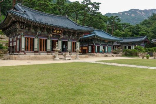 1011년(현종 2년) 진관대사가 창건한 서울 은평구의 진관사. 진관대사는 현종이 왕이 되기 전 신혈사에 있을 때 목숨을 구해 준 승려로 알려져 있다. [사진 이익주]