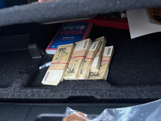지난달 21일 코인거래 빙자 현금 강취 혐의로 붙잡힌 일당 차량에서 발견된 현금 다발. 사진 서울 강남경찰서