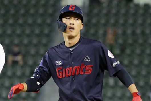 (서울=뉴스1) 민경석 기자 = 26일 오후 서울 송파구 잠실야구장에서 열린 프로야구 '2023 신한은행 SOL KBO리그' 롯데 자이언츠와 두산 베어스의 경기 7회초 2사 주자 만루 상황에서 땅볼 타구로 1루를 밟은 롯데 노진혁이 상대 수비 실책으로 전준우와 한동희가 홈을 밟자 안도하고 있다. 2023.7.26/뉴스1