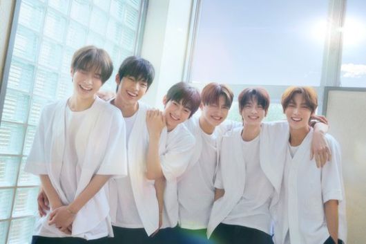 그룹 투어스는 데뷔 한 달 만인 지난 2월 23일 지상파 음악방송 1위 트로피를 들어올렸다. 사진 플레디스