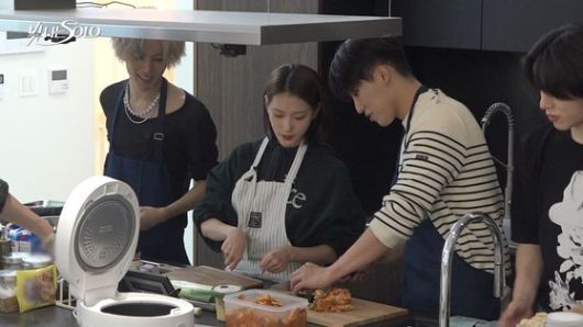 그룹 트레저의 연애 예능 '빛나는 SOLO'는 여성들에게 가장 많은 보석을 받아 '최고의 보석남'에 등극하는 콘셉트다. 사진 SBS '빛나는 SOLO'