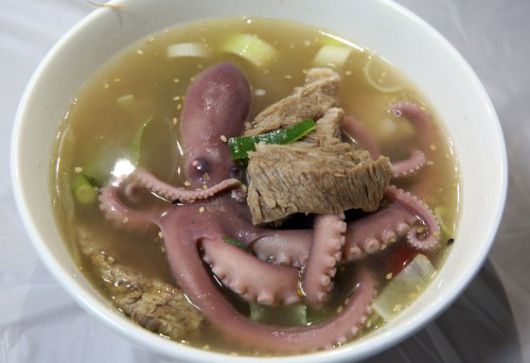 갈비탕에 낙지 한 마리가 들어간 갈낙탕. 영암 독천이 원조로 통한다.