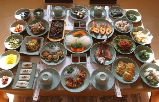 강진 한정식 상차림. 강진에는 한정식 전문식당 10곳이 성업 중이다. 사진은 ‘청자골 종가집’의 4인 상차림.