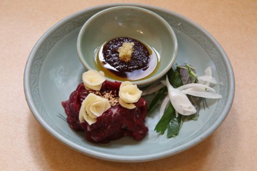 남도 한정식의 필수 메뉴 생고기.