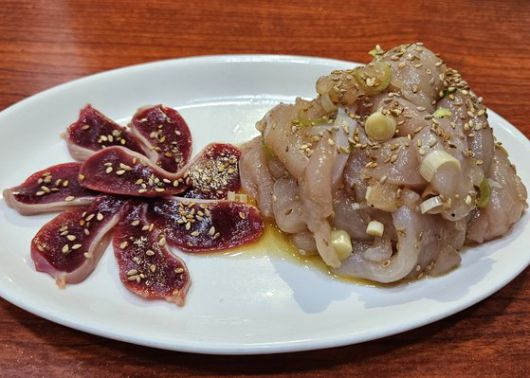 해남 닭 코스 요리에 나오는 닭회. 고소하고 졸깃졸깃하다.