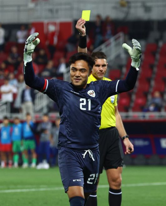 26일 카타르 도하 압둘라 빈 칼리파 스타디움에서 열린 2024 AFC U23 아시안컵 8강전에서 승부차기에 실패한 한국 이강희를 조롱하는 듯한 행동을 보인 인도네시아 골키퍼 에르난도 아리 수타리아디가 심판에게 경고를 받고 있다. 뉴시스