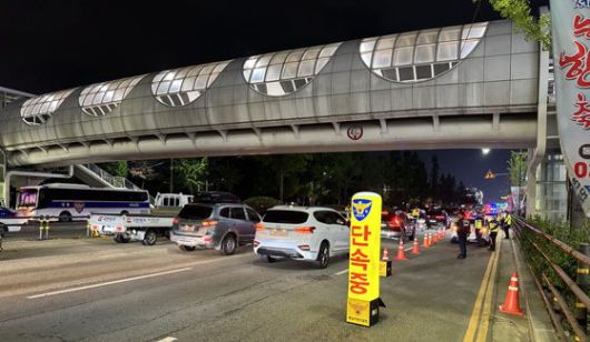 지난달 29일 충남 천안서북경찰서 경찰관들이 천안 도심에서 음주단속을 하고 있다. [사진 충남경찰청]