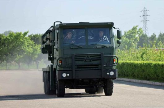 김정은 국무위원장이 지난 11~12일 제2경제위원회 산하 중요국방공업기업소들을 현지지도했다고 보도했다. 김정은은 첨단정밀군수품과 주요 저격무기, 그리고 갱신형 240㎜ 방사포대차 생산 실태를 점검했다. 노동신문, 뉴스1