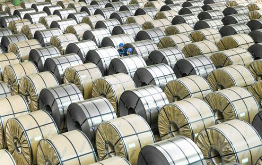 지난 1일 중국 허베이 탕샨 창고에 중국산 철강 제품이 쌓여 있다. 내수 침체를 겪고 있는 중국은 철강제품을 나라 밖으로 밀어내고 있다. 신화=연합뉴스