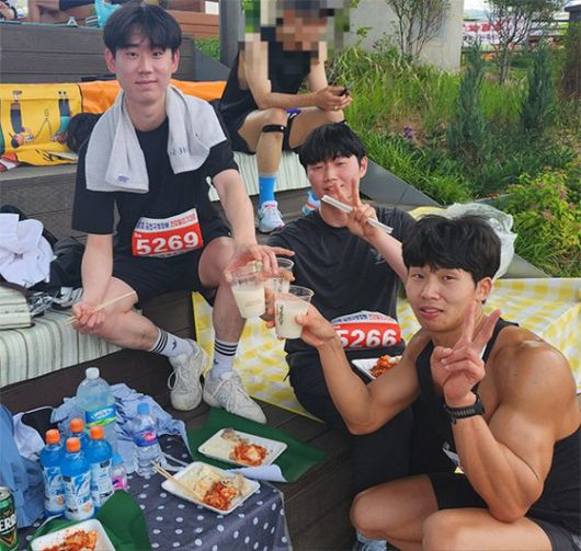 고대구로병원 약제팀 소속 엄기대(31·가운데)씨가 병원 러닝 소모임 동료들과 함께 5㎞ 코스를 완주한 뒤 막걸리 한 잔을 손에 들고 포즈를 취하고 있다. 김서원 기자