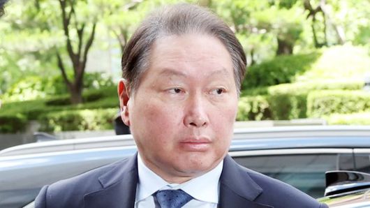 최태원 SK 회장이 5월 28일 오후 무함마드 빈 자예드 알 나흐얀 아랍에미리트(UAE) 대통령과의 티타임을 위해 서울 시내 한 호텔에 들어서고 있. 연합뉴스