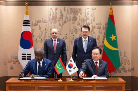 윤석열 대통령이 5일 서울 용산 대통령실청사에서 한-아프리카 정상회의 참석을 위해 방한 중인 모하메드 울드 셰이크 엘 가즈아니 모리타니아 대통령과 MOU 서명식을 지켜보고 있다. 대통령실