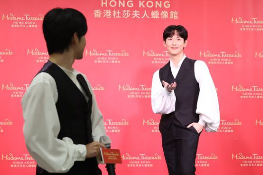 가수 겸 배우 임시완이 5일 오전 서울 중구 ENA Suite 호텔에서 열린 마담 투소 홍콩 임시완 밀랍인형 공개 행사에서 밀랍인형을 공개하고 있다. 연합뉴스