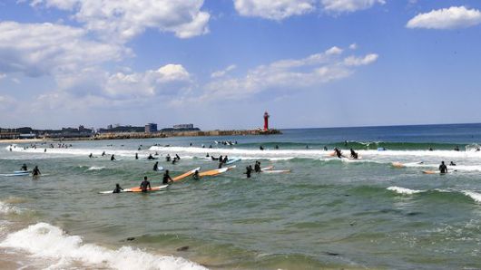 서핑 성지로 불리는 강원도 양양군의 한 해변에서 서퍼들이 파도타기를 즐기고 있다. 연합뉴스