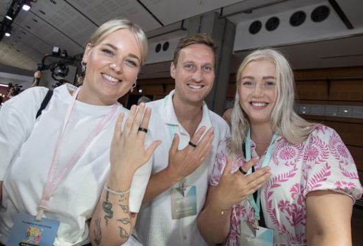 10일(현지시간) 프랑스 파리에 위치한 '카루젤 뒤 루브르(Carrousel du Louvre)'에서 개최된 하반기 '갤럭시 언팩 2024'에서 관람객이 삼성전자의 웨어러블 신제품 '갤럭시 링'을 체험하고 있다. 사진 삼성전자