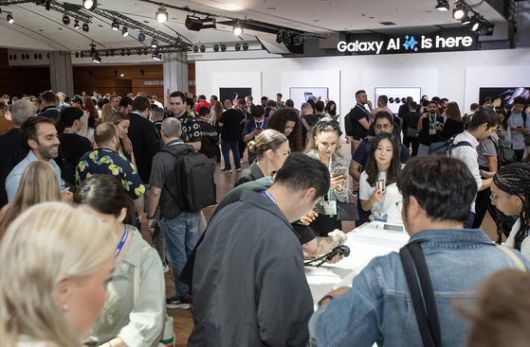 10일(현지시간) 프랑스 파리에 위치한 '카루젤 뒤 루브르(Carrousel du Louvre)'에서 개최된 하반기 '갤럭시 언팩 2024'에 마련된 체험존에서 관람객들이 갤럭시Z폴드6, 플립6, 갤럭시링 등 신제품을 체험하고 있다. 사진 삼성전자