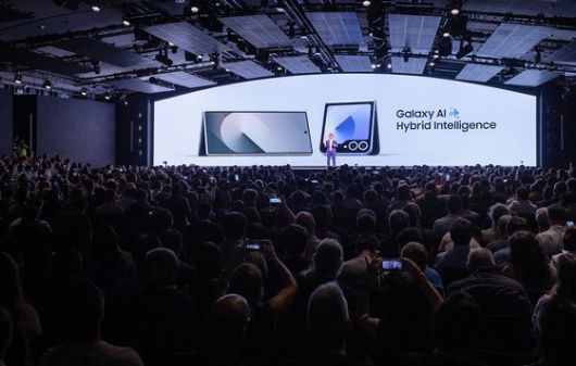 10일(현지시간) 프랑스 파리 '카루젤 뒤 루브르'에서 개최된 하반기 '갤럭시 언팩 2024' 행사에서 삼성전자 MX사업부장 노태문 사장이 폴더블 AI폰 '갤럭시 Z 폴드6'와 '갤럭시 Z 플립6'를 공개했다. 사진 삼성전자