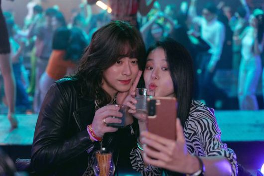 새로 취직한 항공사에서 '한정미 부기장'으로서 비행기를 운항하던 정수는 갑작스런 사고로 국민 영웅에 등극한다. 사진 롯데엔터테인먼트