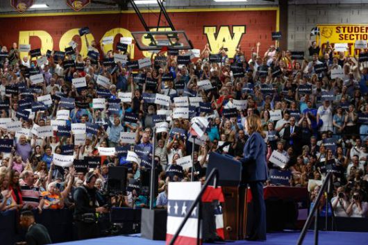 미국 부통령이자 민주당 대통령 후보로 유력해진 카멀라 해리스가 23일 위스콘신주 밀워키에서 열린 첫 선거 유세에서 웨스트 앨리스 센트럴 고등학교에서 연설하고 있다. AFP=연합뉴스