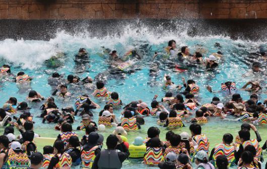 1일 오후 경남 김해시 신문동 김해 롯데워터파크를 찾은 시민이 파도풀에서 시원하게 물놀이를 즐기며 더위를 식히고 있다. 송봉근 기자