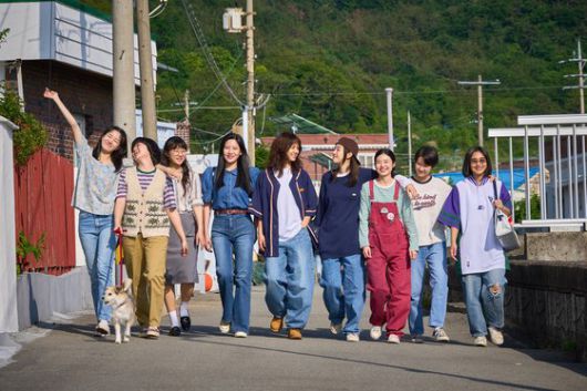 영화 '빅토리'의 박범수 감독은 키어스틴 던스트가 주연을 맡아 미국 고교 치어리딩팀의 화려한 응원전과 우정 그린 하이틴 코미디 ‘브링 잇 온’(2000)이 이번 영화 참고 작품이었다고 말한다. "응원한다, 내를, 그리고 느그를" 하는 대사처럼 '빅토리'는 10대 청춘들이 서로를 응원하는 메시지가 두드러진다. 사진 마인드마크