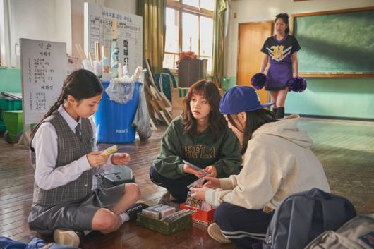 영화 '빅토리'는 1999년 Y2K 패션이 다채롭게 등장한다. (왼쪽부터)거제상고 치어리딩팀 '밀레니엄 걸즈' 멤버 이한주, 권유나, 백하이, 조아람, 이혜리, 박세완, 최지수, 염지영, 박효은. 사진 마인드마크