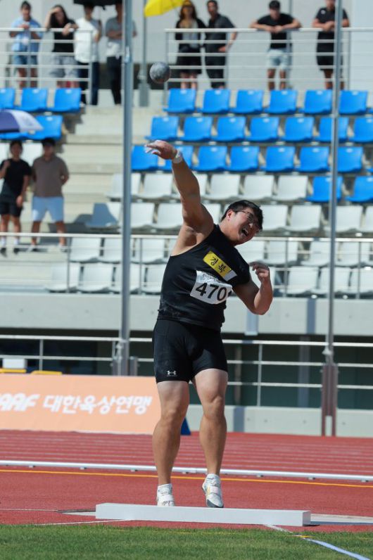 남고부 포환던지기 1위에 오른 박시훈. 사진 대한육상연맹