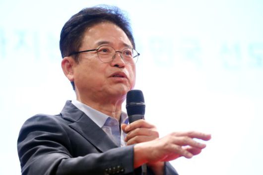 이철우 경북도지사는 27일 "서로 협의하며 조정하는 가운데 난관을 극복하고 미래세대를 위해 대구경북 통합의 길을 열어야 한다"면서 대구경북 행정통합 논의를 계속해야 한다고 주장했다. 뉴스1