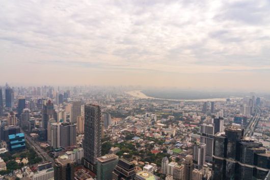 방콕의 풍경. 중앙의 거대한 물줄기가 차오프라야 강이다. [중앙포토]