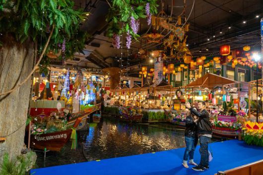 대규모 쇼핑 센터 ‘아이콘 시암’ 지하에 수상 시장 콘셉트의 ‘쑥 시암’이 조성돼 있다. [중앙포토]