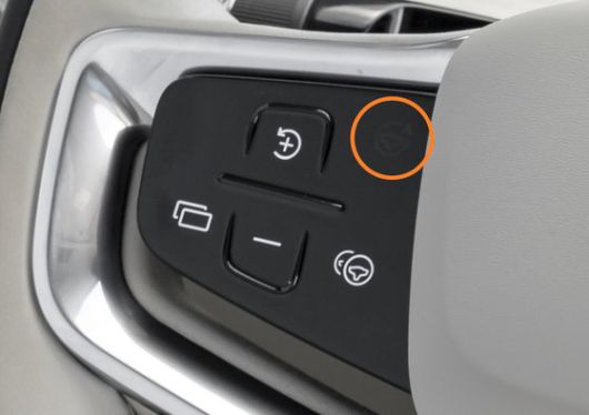 볼보는 이미 EX90의 스티어링휠에 ‘A’라는 자율주행 물리 버튼까지 만들어놨다. 고석현 기자