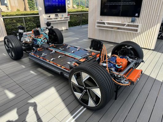 볼보는 EX90의 배터리를 안전케이지에 넣고, 일부 셀에서 폭발이 발생하더라도 연쇄폭발로 이어지지 않도록 배터리 간 연결 자동 차단 기술을 적용했다. 캘리포니아=고석현 기자