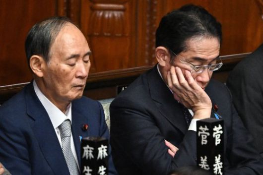 4일 열린 일본 국회에 참석한 스가 요시히데 전 총리와 기시다 후미오 전 일본 총리가 나란히 앉아있다. AFP=연합뉴스