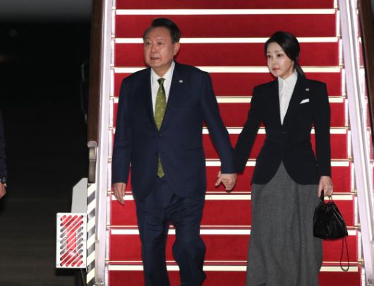 윤석열 대통령이 11일 성남 서울공항에서 귀국하며 마중 나온 한동훈 국민의힘 대표와 악수하고 있다. 연합뉴스