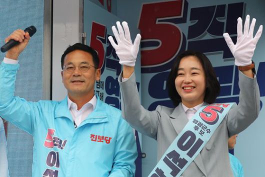 지난 3일 이석하 진보당 영광군수 후보와 김재연 상임대표가 전남 영광군 영광터미널시장 출정식에서 지지를 호소하고 있다. 이 후보는 이번 재선거 개표 과정에서 민주당 장세일 후보를 바짝 추격하며 '막판 돌풍'을 일으켰다. 뉴스1