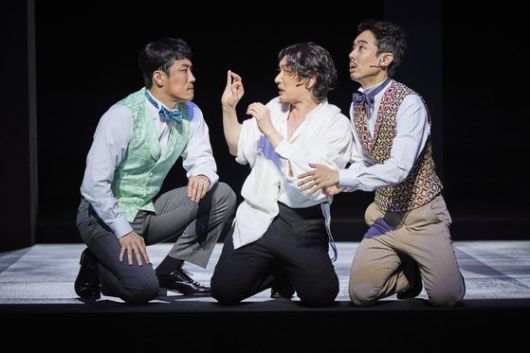 첫 연극 '햄릿'에서 조승우는 광기부터 어수룩한 익살까지 천의 얼굴을 오간다. 사진 예술의전당