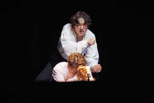 연극 '햄릿'(연출 신유청)에서 기도 중인 아버지의 원수 숙부에게 다가가는 햄릿은 비슷한 의상 때문에 숙부와 겹쳐져 보이기도 한다. 사진 예술의전당
