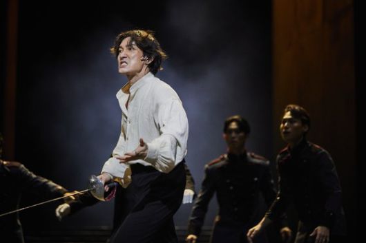 첫 연극 '햄릿'에서 조승우는 광기부터 어수룩한 익살까지 천의 얼굴을 오간다. 사진 예술의전당