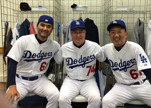 2015년 LA 다저스 시니어 캠프에 참가한 박찬호와 당시 NC 다이노스 김경문 감독, 이태일 사장(왼쪽부터). [사진 지와인]