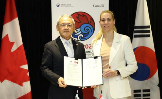 유인촌 문화체육관광부 장관과 파스칼 생 옹쥬 캐나다 문화유산부 장관이 6월 25일(현지시각) 캐나다 오타와 국립아트센터에서 한국-캐나다 상호문화교류의 해 양해각서에 서명한 뒤 기념촬영을 하고 있다.  뉴시스