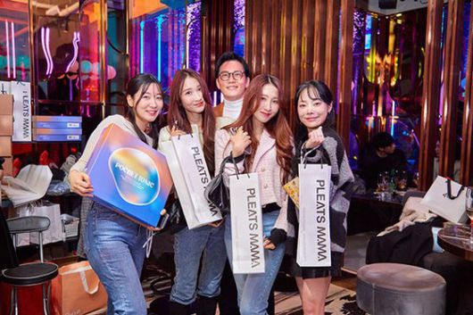 4일 열린 모꼬지 행사에 참여한 인플루언서들이 국내 브랜드의 제품을 체험해 보는 시간을 가졌다. (사진 출처 = 코모래비)