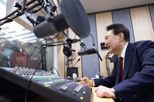 2일 충남 공주시 산성시장을 방문한 윤석열 대통령이 시민 및 상인들을 만나고 있다. 사진 대통령실