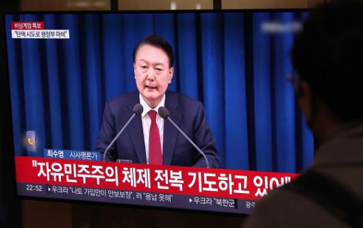 윤석열 대통령이 대국민담화문을 열고 '비상계엄'을 선포한 지난 3일 밤 서울역 대합실에서 시민들이 관련 뉴스를 시청하고 있다. 뉴스1