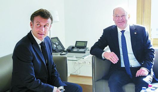 에마뉘엘 마크롱 프랑스 대통령(왼쪽)과 올라프 숄츠 독일 총리. AP=연합뉴스