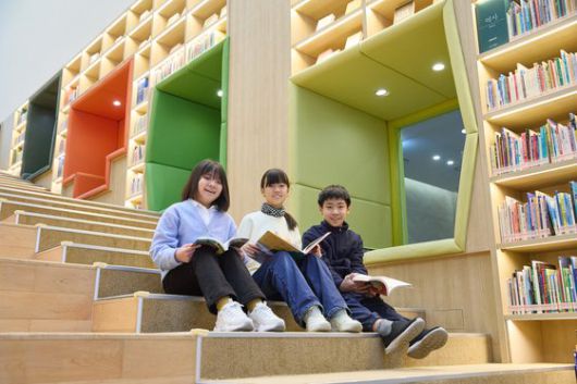 서지안·김보경·박서후(왼쪽부터) 학생기자가 송파책박물관 1층 어울림홀에 앉아 책을 읽고 있다. 이곳은 계단식으로 구성된 독서 공간으로 누구나 편하게 책을 읽을 수 있다.