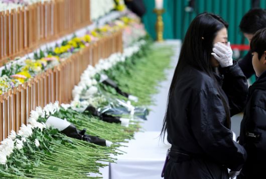 30일 전남 무안군 무안종합스포츠파크에 마련된 제주항공 여객기 사고 희생자 합동분향소에서 추모객들이 조문을 하고 있다. 장진영 기자