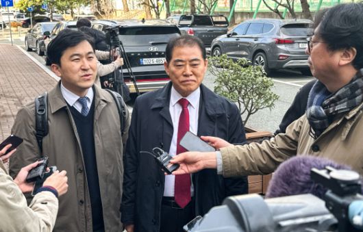 정치자금법 위반 혐의로 구속 기소된 명태균씨의 변호인들이 지난해 12월 23일 오후 창원지법 앞에서 명씨 보석 청구 심문 전 관련 입장을 밝히고 있다. 연합뉴스