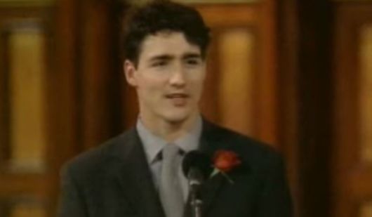 지난 2000년, 29세의 쥐스탱 트뤼도 총리가 아버지 피에르 트뤼도의 장례식 추모사를 낭독하는 모습. 아버지와의 추억을 되새기는 차분한 추도사가 주목받았는데 이 때부터 정계 진출 권유를 받기 시작했다. 사진 유튜브 'Soheil Koushan' 캡처