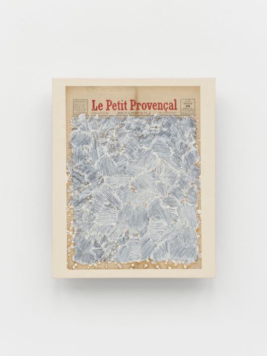 박서보, 묘법(Ecriture) No221115, 2022. 연필과 유채, 캔버스에 '르 프티 프로방살'(1939년 2월 19일자) 지면, 65.2x53.2㎝. 사진 박서보재단